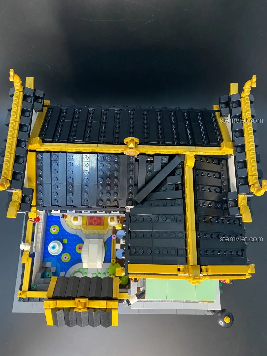 Sảnh tiếp khách của mô hình lắp ghép Keeppley K18002 Phố Cổ Trung Hoa, với nội thất truyền thống và tranh treo tường.