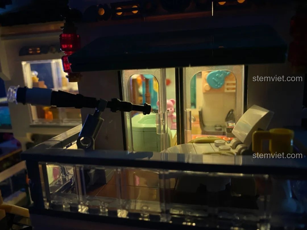 Toàn cảnh mô hình lắp ghép Keeppley K18002 Phố Cổ Trung Hoa trong đêm, với ánh sáng từ mọi góc, tạo vẻ đẹp lung linh.