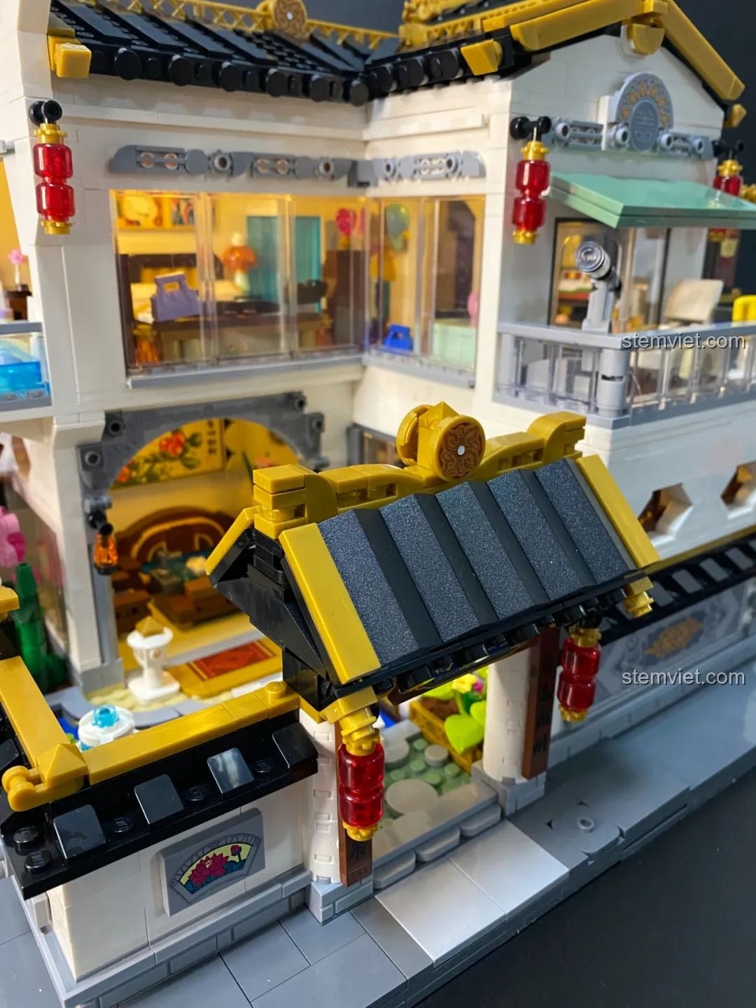 Mô hình lắp ghép Keeppley K18002 Phố Cổ Trung Hoa trong đêm, ánh sáng từ các phòng tạo vẻ đẹp huyền ảo và thu hút.