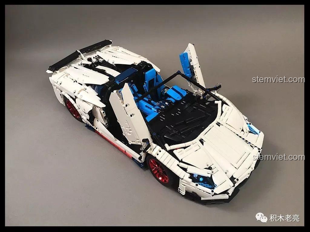 Mô hình Lamborghini Aventador SVJ Roadster LZ2101 đang lắp dở, hé lộ nội thất xanh dương và cửa cắt kéo mở. Review bộ lắp ráp Lezhuang LZ2101.