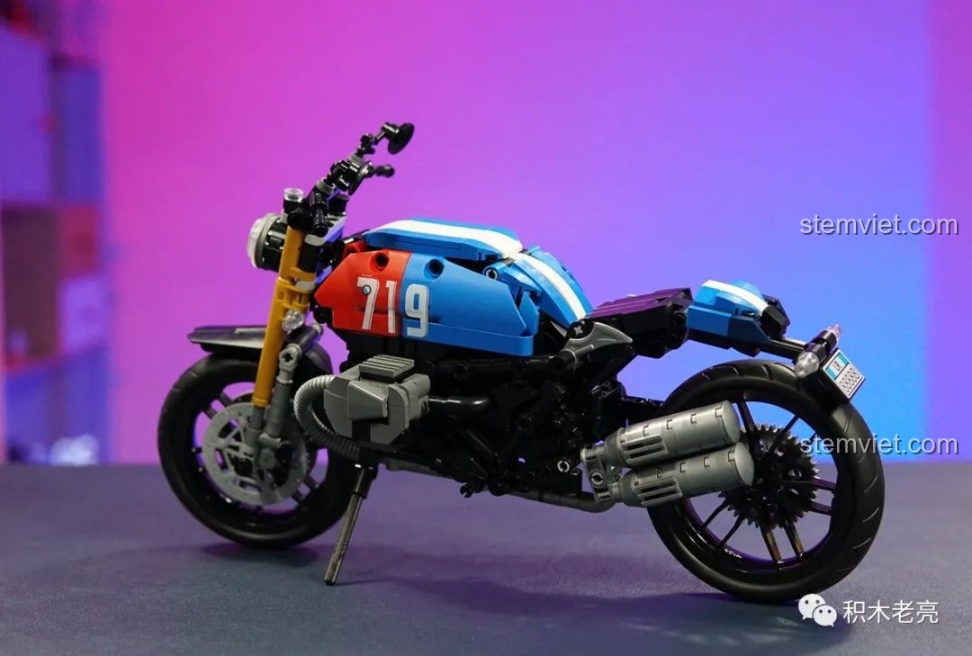 Mô hình mô tô BMW R nineT Leier Entertainment 50050 nhìn từ phía bên trái