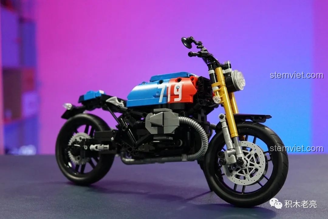 Mô hình mô tô BMW R nineT Leier Entertainment 50050 nhìn từ phía trước