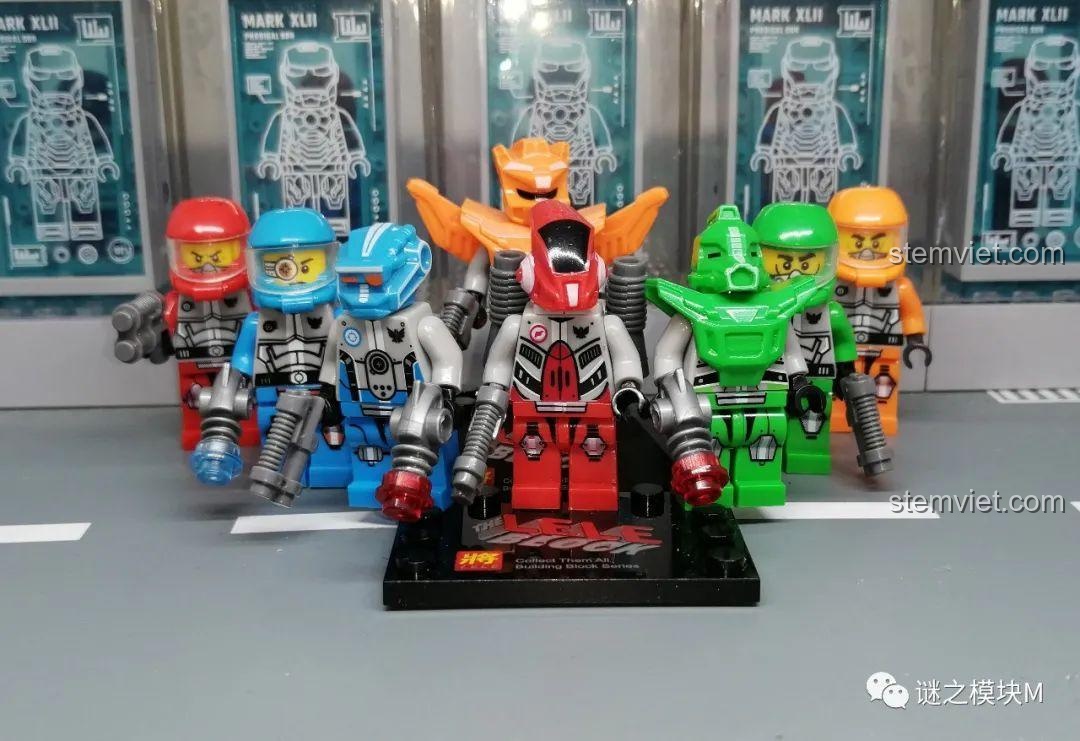 Toàn bộ 8 minifigures Đội Quân Ngân Hà LELE 70700 Galaxy Squad tập hợp trên đế trưng bày.
