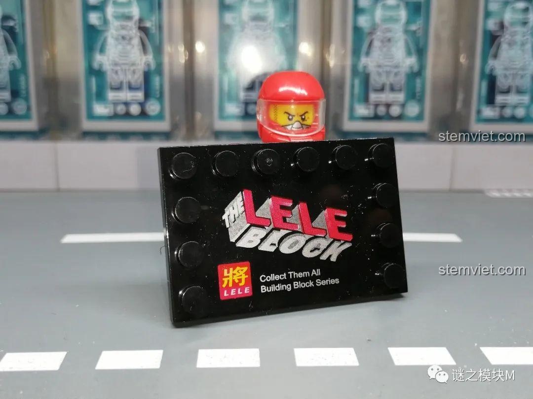 Đế trưng bày màu đen với logo LELE The Block, đi kèm bộ lắp ghép LELE 70700 Đội Quân Ngân Hà.