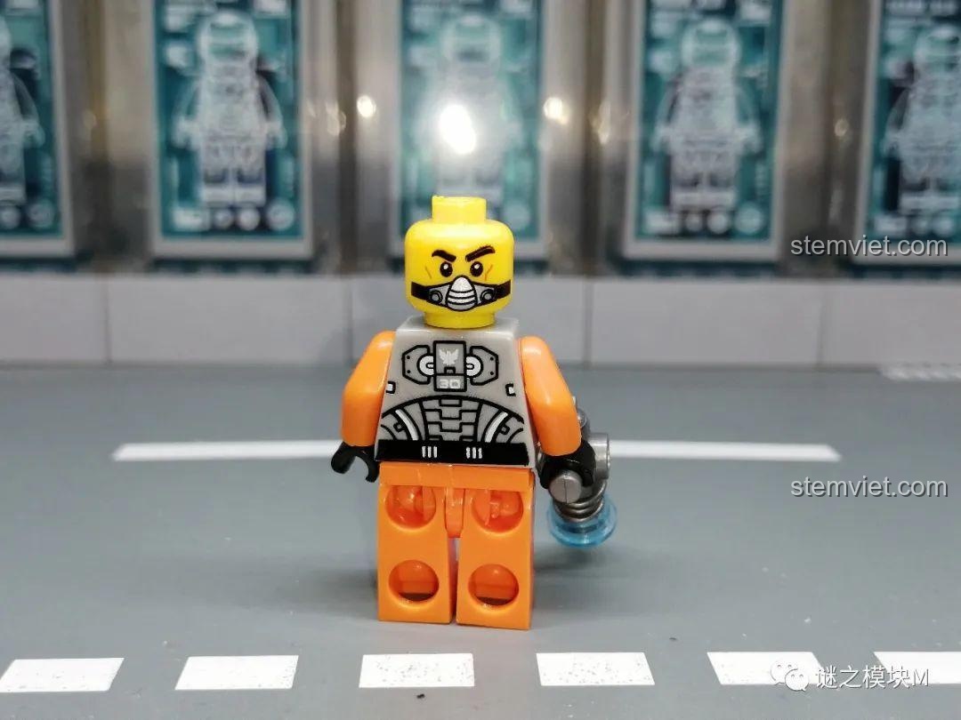 Minifigure Đội Cam từ bộ LELE 70700 Đội Quân Ngân Hà, không đội mũ, biểu cảm vui vẻ.