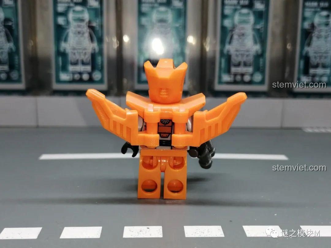 Minifigure Đội Cam từ bộ LELE 70700 Galaxy Squad, nhìn từ góc nghiêng, chi tiết đầu robot.
