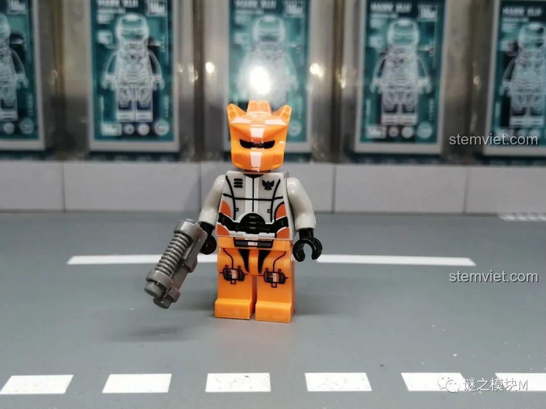 Minifigure Đội Cam từ bộ LELE 70700 Đội Quân Ngân Hà, nhìn từ phía sau, chi tiết giáp lưng.