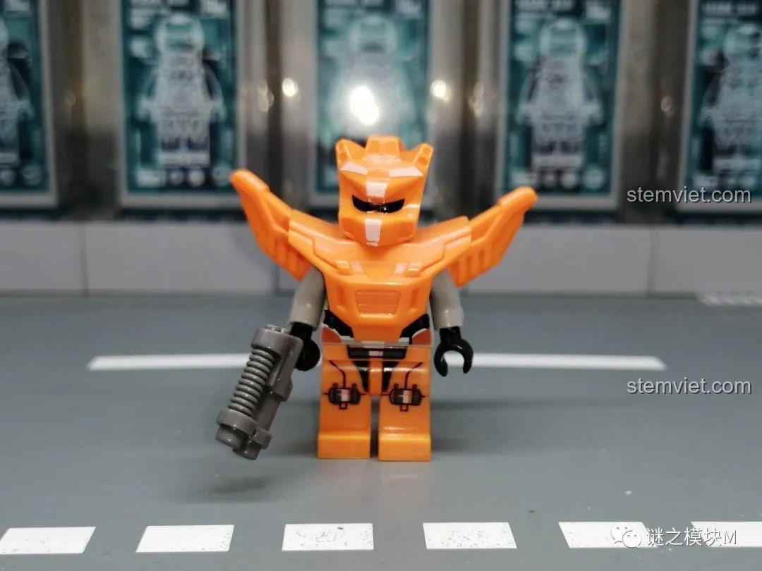 Mặt sau đầu minifigure Đội Đỏ từ bộ LELE 70700 Galaxy Squad, với mặt nạ phòng độc.