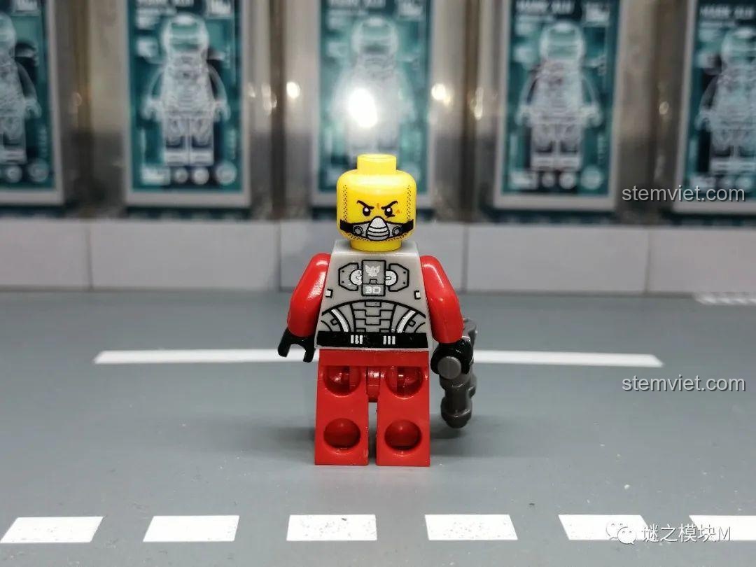 Minifigure Đội Đỏ từ bộ LELE 70700 Đội Quân Ngân Hà, không đội mũ, biểu cảm khuôn mặt.