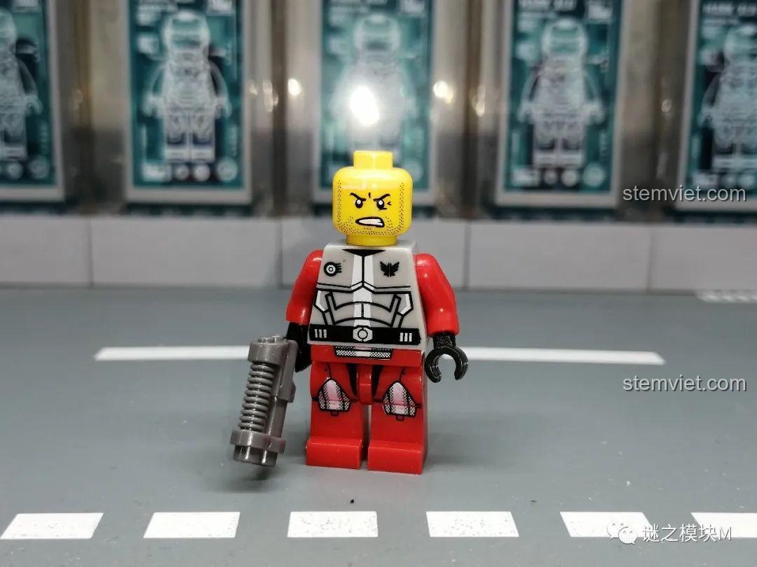 Minifigure Đội Đỏ từ bộ LELE 70700 Galaxy Squad, đội mũ bảo hiểm, nhìn từ phía trước.