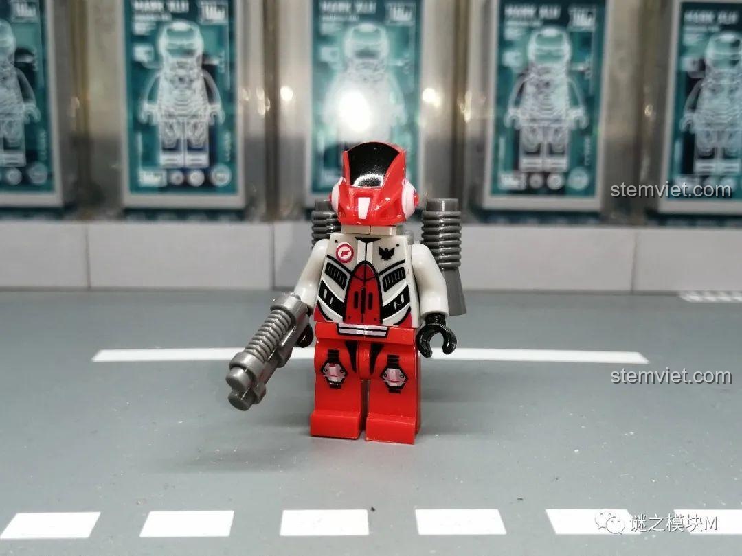 Minifigure Đội Đỏ từ bộ LELE 70700 Đội Quân Ngân Hà, nhìn từ phía trước với phụ kiện lưng.