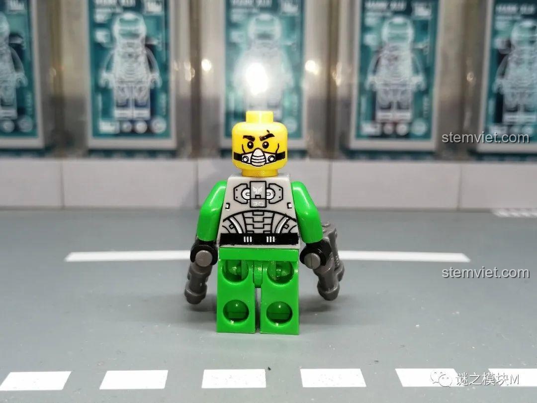 Mặt sau đầu minifigure Đội Xanh Lá từ bộ LELE 70700 Galaxy Squad, với mặt nạ phòng độc.