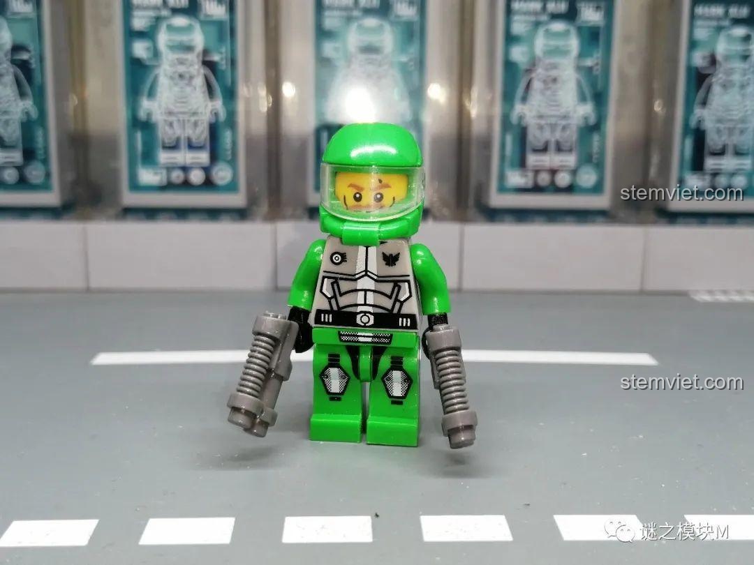 Minifigure Đội Xanh Lá từ bộ LELE 70700 Galaxy Squad, đội mũ bảo hiểm, nhìn từ phía trước.