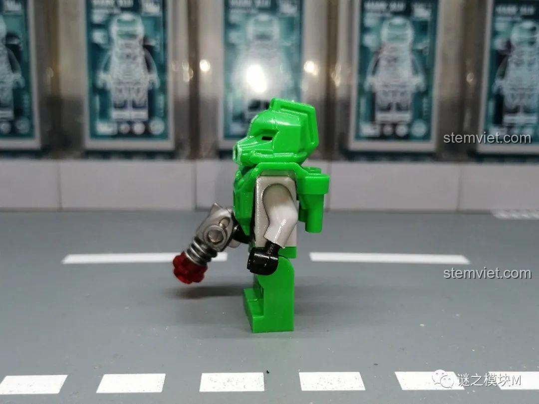 Minifigure Đội Xanh Lá từ bộ LELE 70700 Galaxy Squad, nhìn từ góc nghiêng, chi tiết giáp vai.