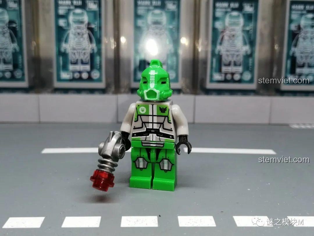 Minifigure Đội Xanh Lá từ bộ LELE 70700 Galaxy Squad, không đội mũ, nhìn từ phía trước.