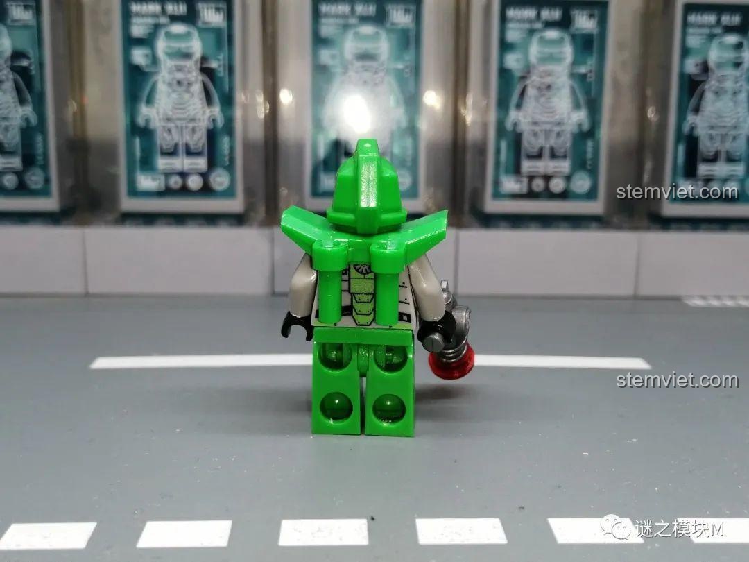 Minifigure Đội Xanh Lá từ bộ LELE 70700 Đội Quân Ngân Hà, nhìn từ phía sau, chi tiết giáp lưng.