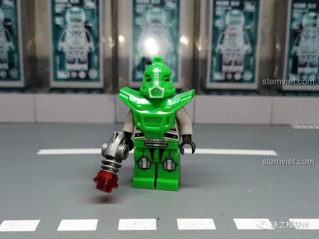 Minifigure Đội Xanh Lá từ bộ LELE 70700 Đội Quân Ngân Hà, nhìn từ phía trước với giáp vai.