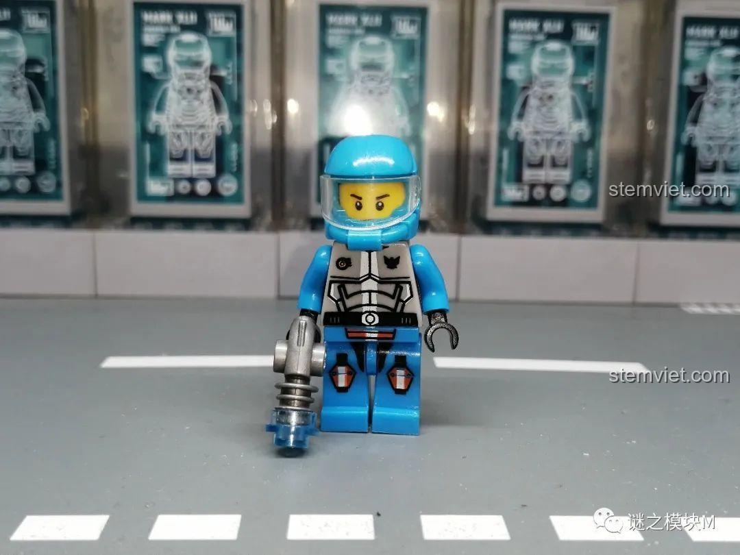 Minifigure Đội Xanh từ bộ LELE 70700 Galaxy Squad, đội mũ bảo hiểm, nhìn từ phía trước.