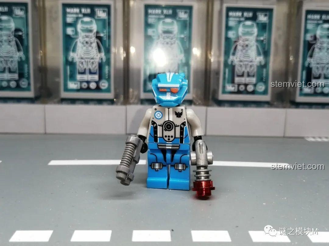 Minifigure Đội Xanh từ bộ LELE 70700 Đội Quân Ngân Hà, nhìn từ phía trước với vũ khí.