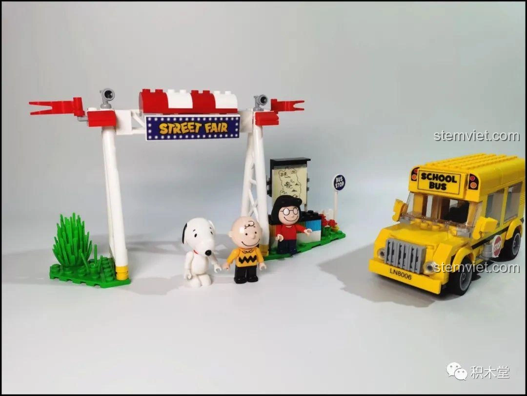 Cận cảnh xe buýt trường học LiNooS LN8006 Snoopy với biển báo STOP màu đỏ và logo SCHOOL BUS, thể hiện chi tiết thiết kế.