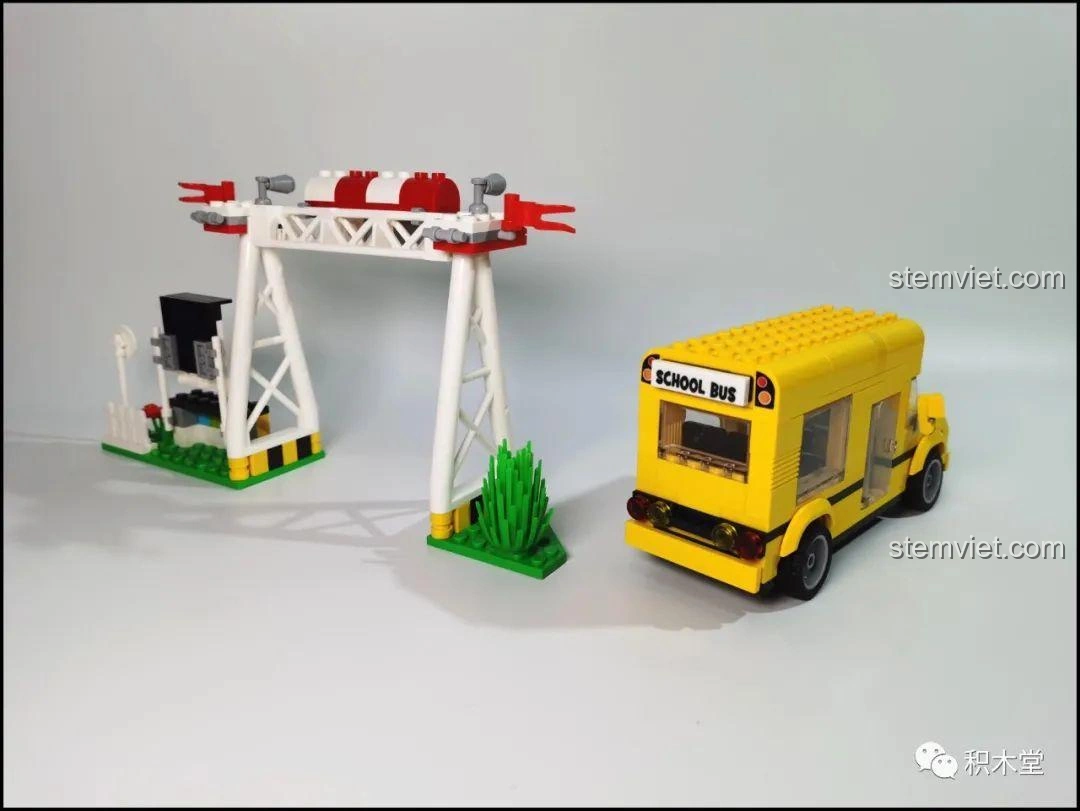 Cửa xe buýt trường học LiNooS LN8006 Snoopy đang mở, cho thấy khả năng tương tác của mô hình và nội thất bên trong.