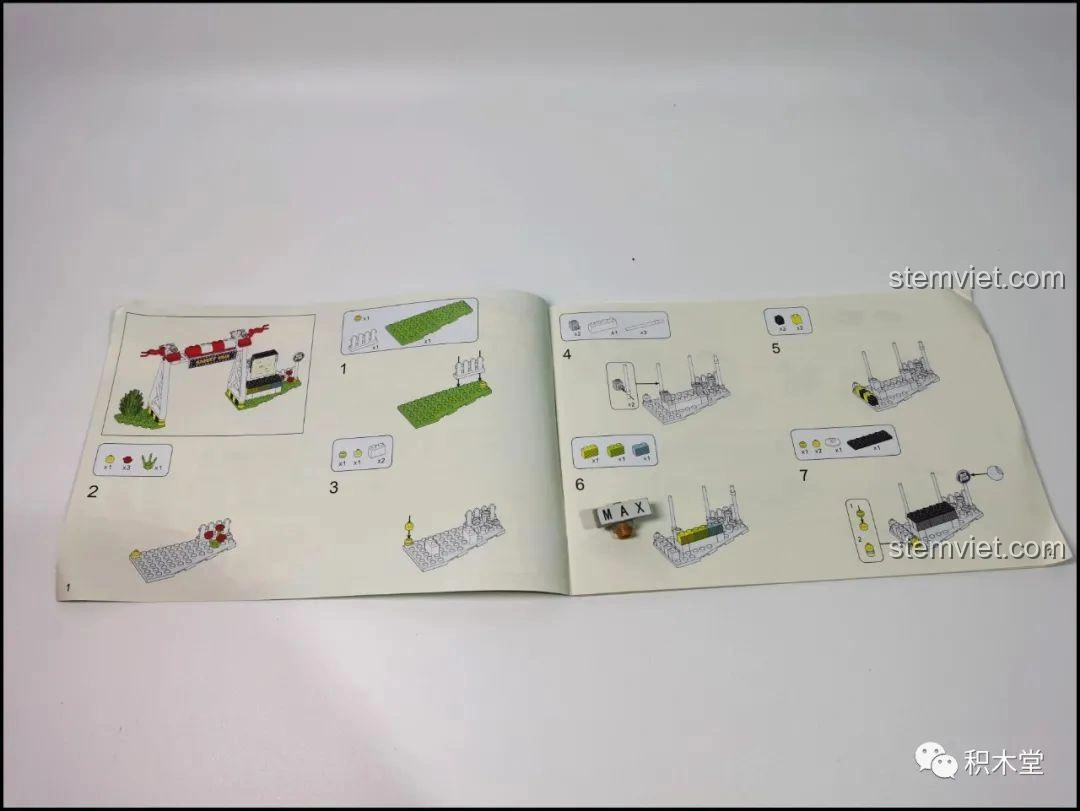 Sách hướng dẫn lắp ráp của bộ đồ chơi LiNooS LN8006 Snoopy Xe Buýt Trường Học, mở ra trang đầu tiên với các bước lắp.