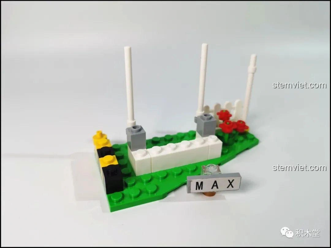 Quá trình lắp ráp trạm xe buýt của bộ LiNooS LN8006 Snoopy Xe Buýt Trường Học, với các mảnh ghép màu xanh lá và trắng.