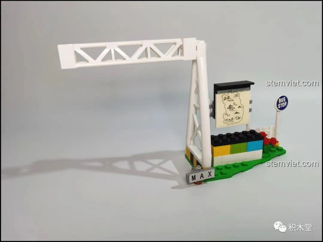 Trạm xe buýt của bộ LiNooS LN8006 Snoopy Xe Buýt Trường Học đang được lắp ráp, với cột trắng và bảng thông báo.