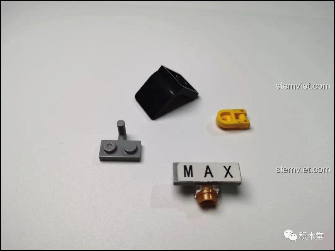 Các mảnh ghép còn dư sau khi hoàn thành bộ lắp ráp LiNooS LN8006 Snoopy Xe Buýt Trường Học, bao gồm một số chi tiết nhỏ.