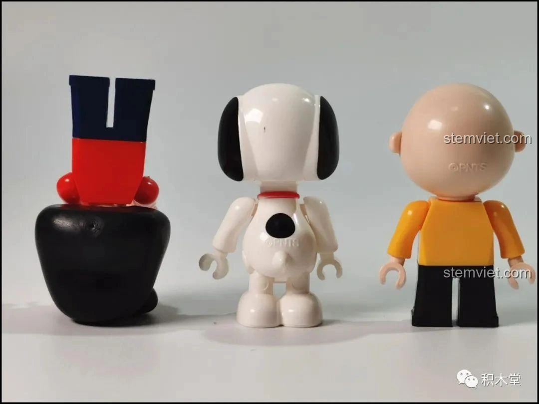 Mặt sau của các nhân vật Snoopy, Charlie Brown và Lucy van Pelt từ bộ LiNooS LN8006, hiển thị chi tiết thiết kế.