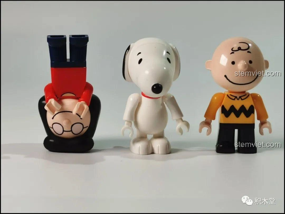 Ba nhân vật Snoopy, Charlie Brown và Lucy van Pelt đã lắp ráp hoàn chỉnh từ bộ LiNooS LN8006, đứng cạnh nhau.