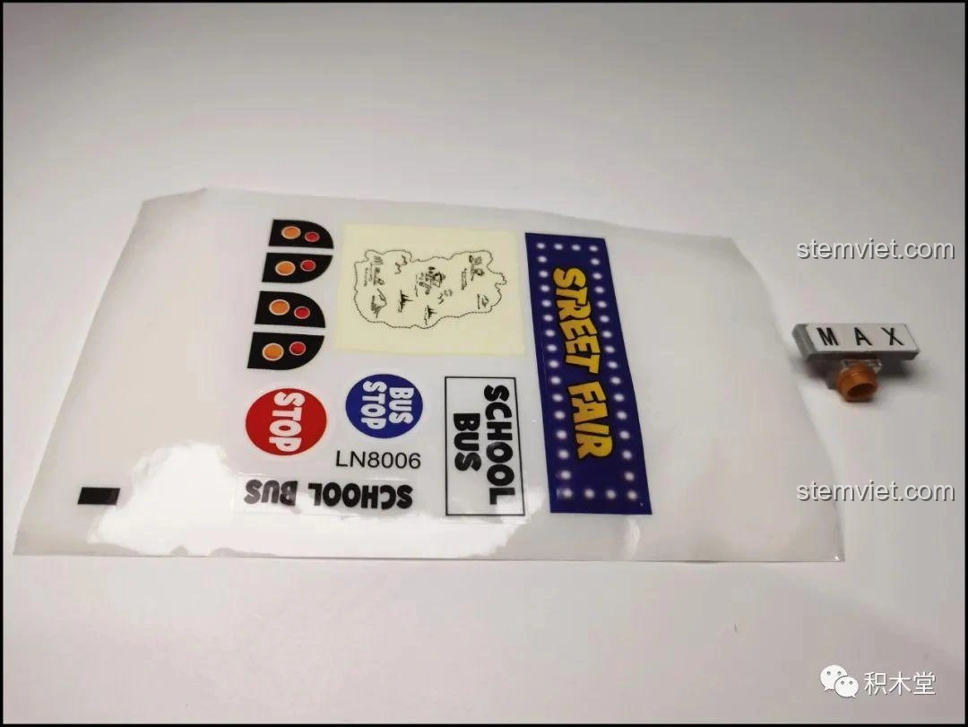 Tấm sticker trong suốt với các chi tiết như biển báo STOP, SCHOOL BUS và bản đồ, dùng cho bộ lắp ráp LiNooS LN8006.