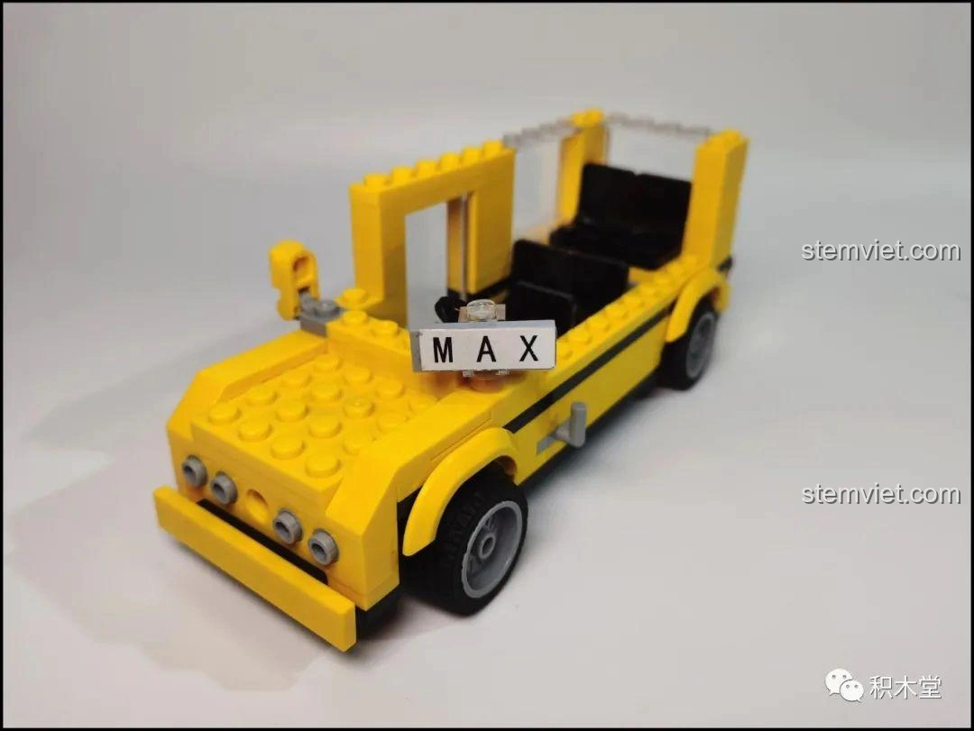 Thân xe buýt trường học LiNooS LN8006 Snoopy đã hoàn thiện, với phần đầu xe và các chi tiết bên hông.