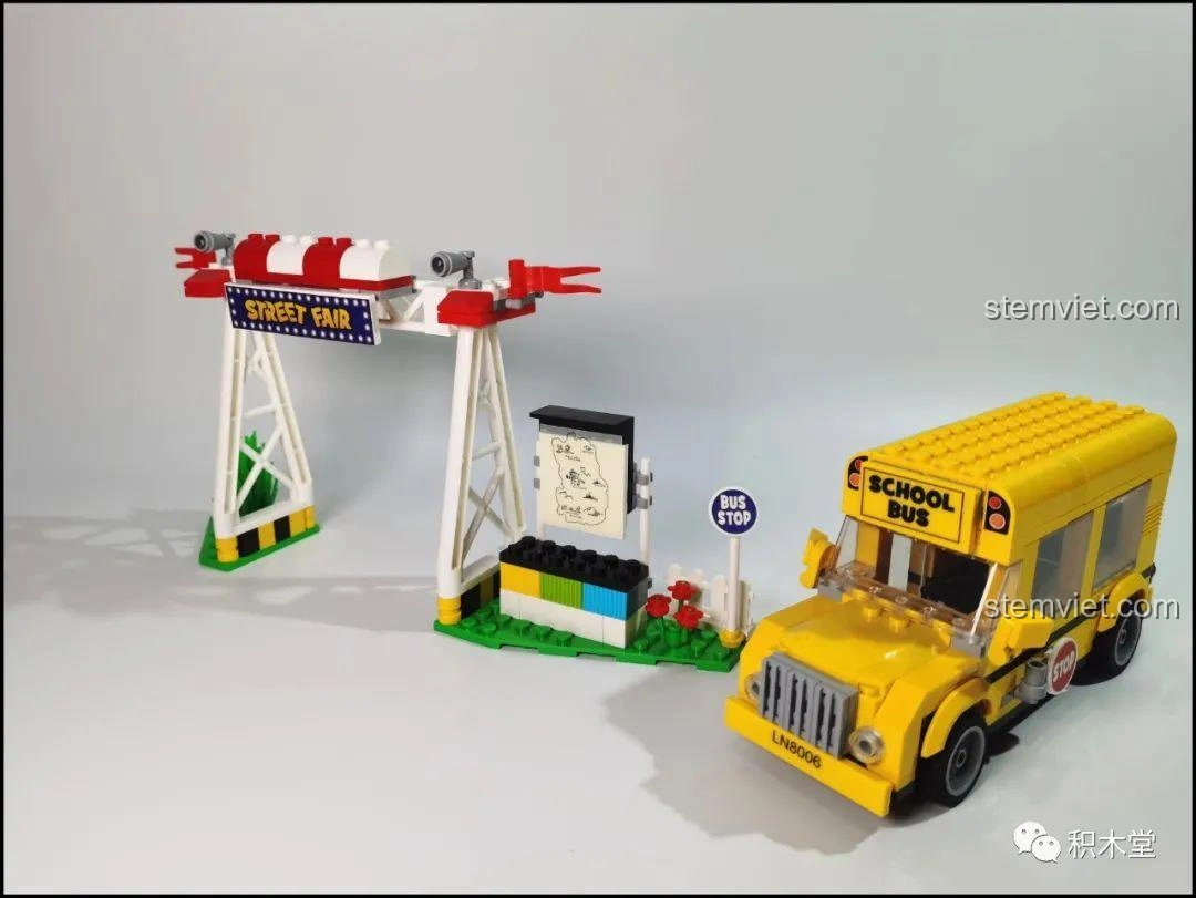 Góc nhìn từ phía sau của xe buýt trường học LiNooS LN8006 Snoopy và cổng hội chợ Street Fair đã hoàn thiện.