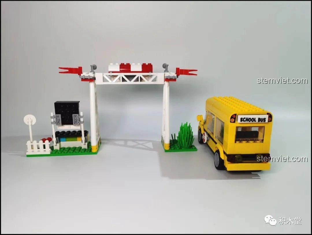 Góc nhìn từ phía sau của xe buýt trường học LiNooS LN8006 Snoopy và trạm dừng, cho thấy tổng thể mô hình.