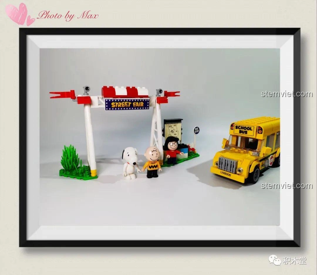 Hình ảnh tổng thể của bộ lắp ráp LiNooS LN8006 Snoopy Xe Buýt Trường Học và trạm dừng, với các nhân vật.