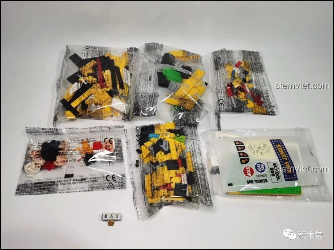 Sáu túi mảnh ghép riêng biệt của bộ lắp ráp LiNooS LN8006 Snoopy Xe Buýt Trường Học, phân loại rõ ràng các chi tiết.