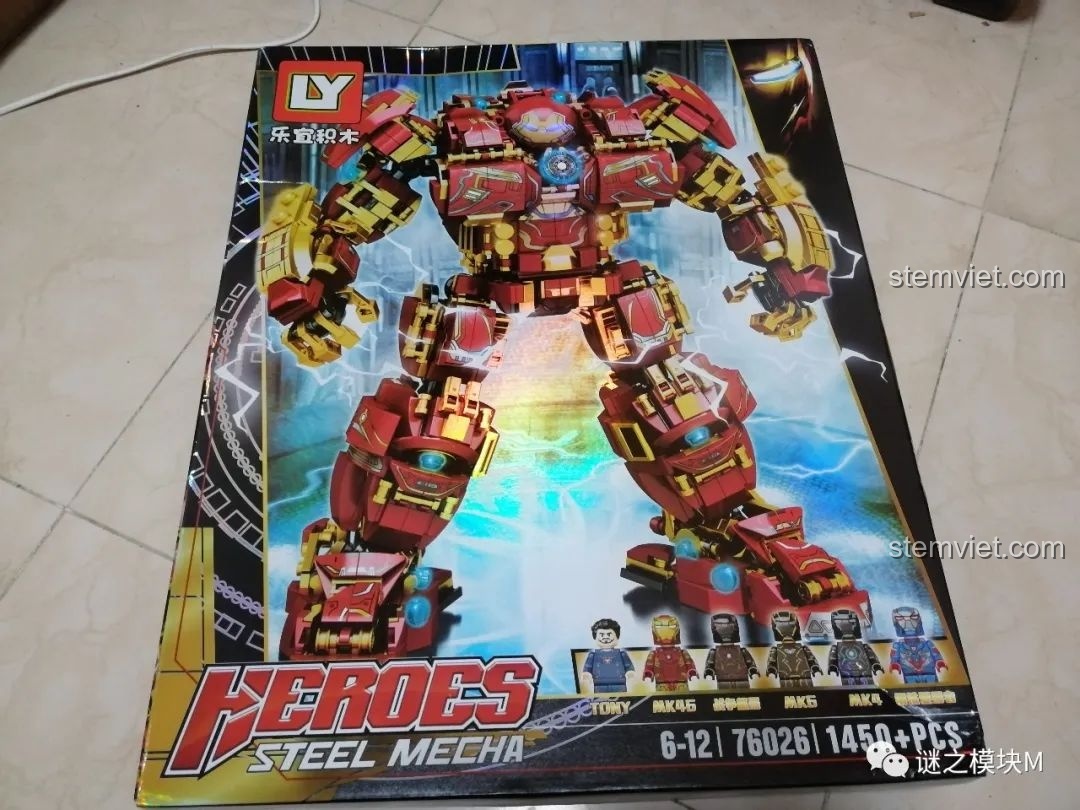 Hộp đồ chơi lắp ráp Chiến Giáp Hulkbuster LY 76026 khổng lồ, thiết kế ấn tượng với hình ảnh mô hình và minifigure.