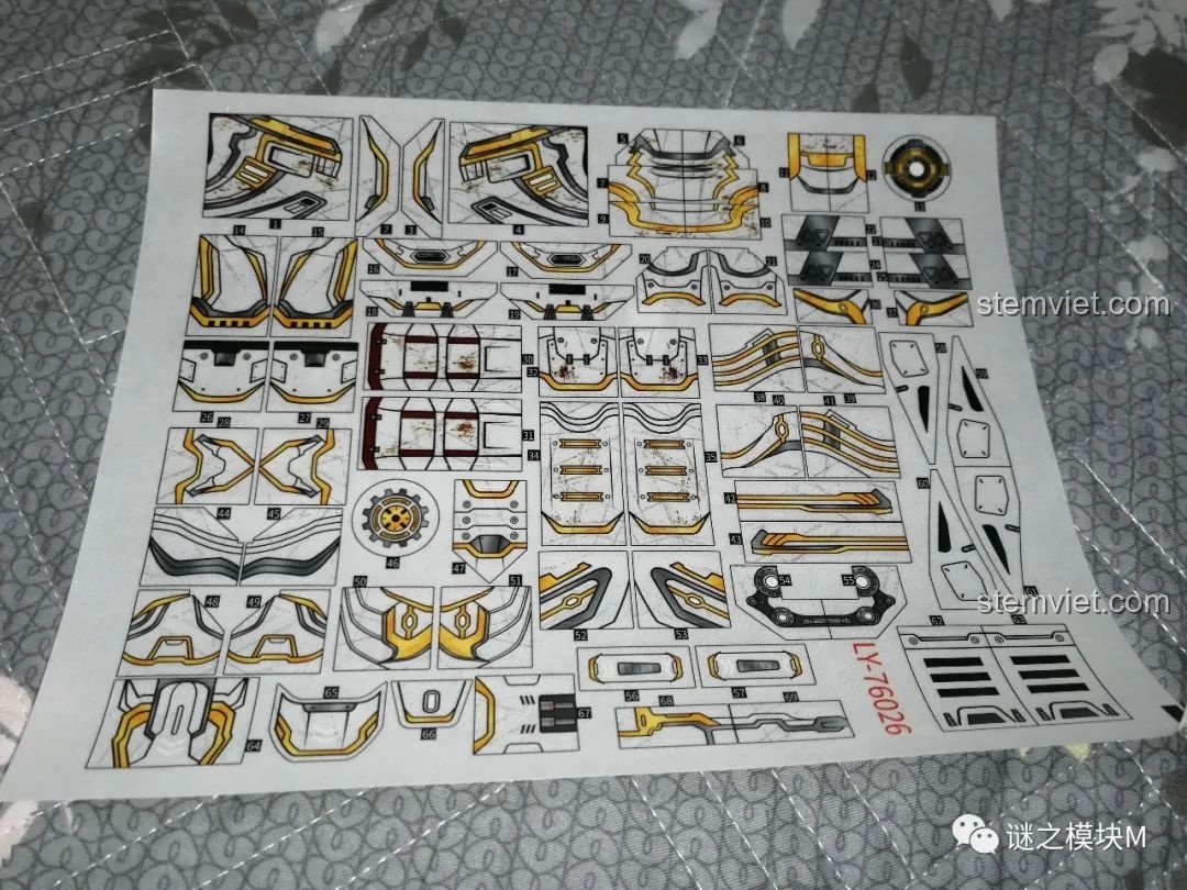 Bảng nhãn dán chi tiết của bộ lắp ráp LY 76026 Chiến Giáp Hulkbuster, với nhiều nhãn dán lớn và nhỏ.