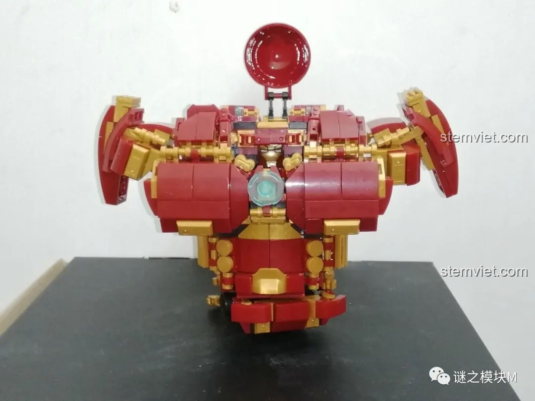 Một chân của Chiến Giáp Hulkbuster LY 76026 nhìn từ bên cạnh, với các bộ phận đóng lại.