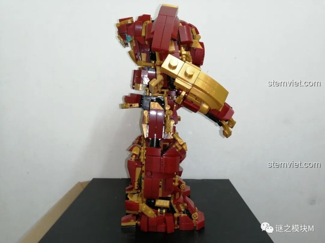 Hai chân của Chiến Giáp Hulkbuster LY 76026 đã được lắp ráp hoàn chỉnh, nhìn từ góc khác.