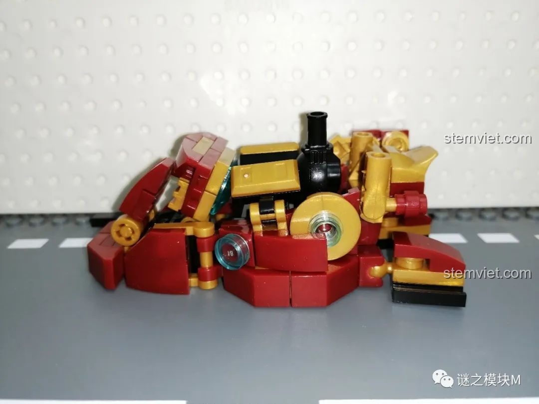 Hai chân của Chiến Giáp Hulkbuster LY 76026 đã được lắp ráp hoàn chỉnh, sẵn sàng gắn vào thân.