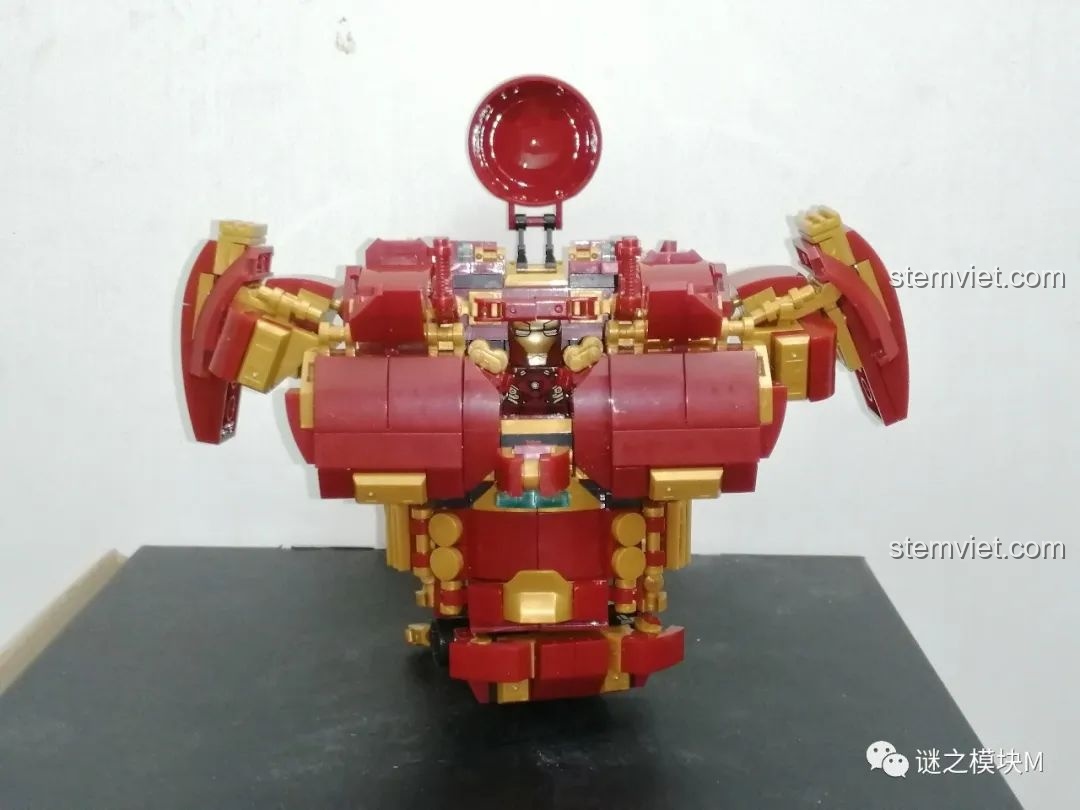 Một chân của Chiến Giáp Hulkbuster LY 76026 nhìn từ bên cạnh, với các bộ phận có thể mở ra.