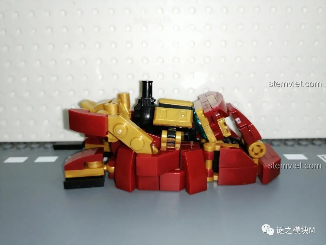 Một chân của Chiến Giáp Hulkbuster LY 76026 trong tư thế tạo dáng, thể hiện khả năng xoay 360 độ.