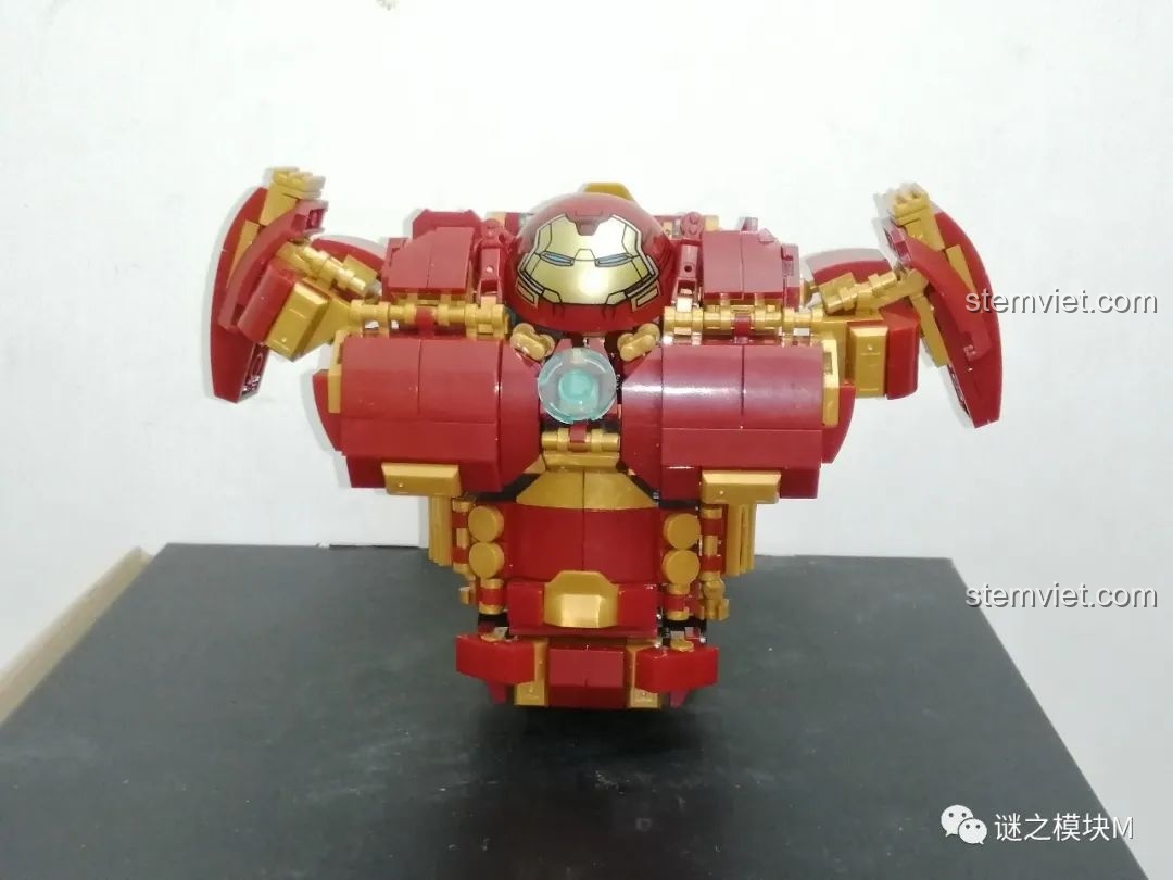 Một chân của Chiến Giáp Hulkbuster LY 76026 nhìn từ trên xuống, thể hiện cấu trúc bên trong.