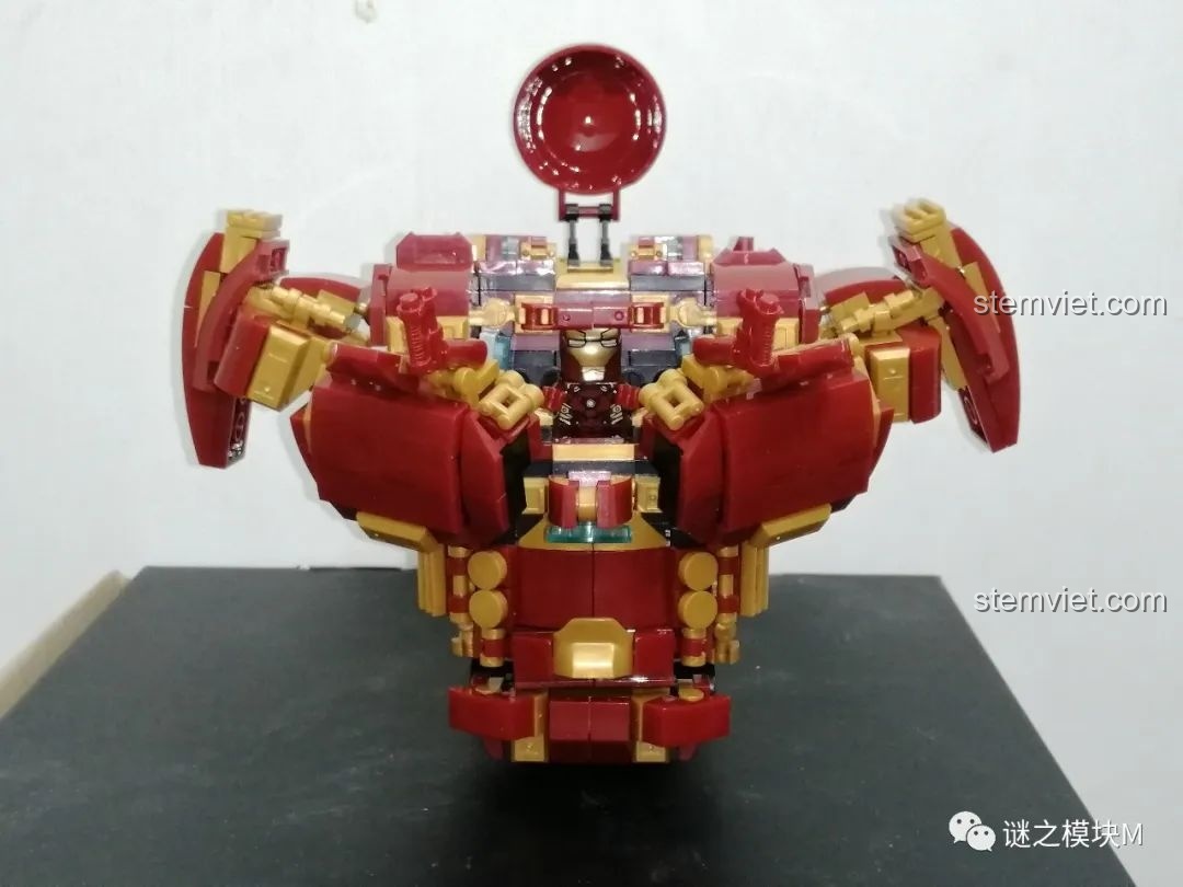 Hai chân của Chiến Giáp Hulkbuster LY 76026 được lắp ráp riêng biệt, thể hiện cấu trúc chi tiết và khả năng mở.