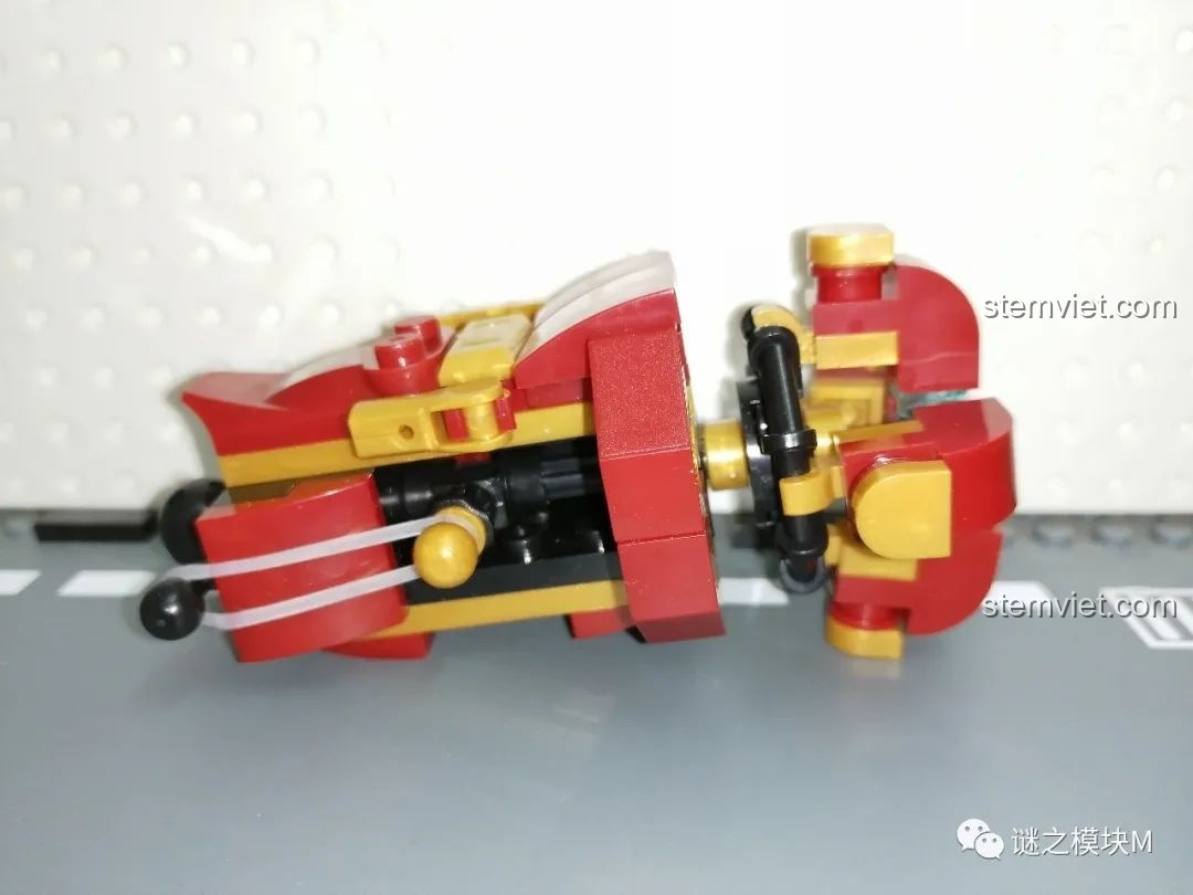 Chiến Giáp Hulkbuster LY 76026 đã lắp ráp hoàn chỉnh, nhìn từ bên cạnh với góc chụp hơi khác.