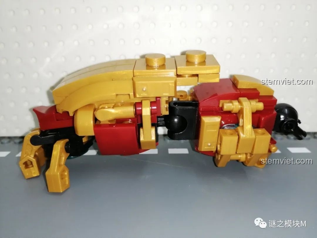 Chiến Giáp Hulkbuster LY 76026 đã lắp ráp hoàn chỉnh, nhìn từ bên cạnh, thể hiện độ dày và các khớp nối.