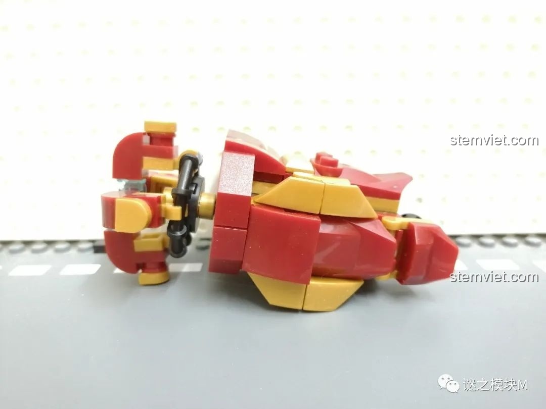 Chiến Giáp Hulkbuster LY 76026 đã lắp ráp hoàn chỉnh, nhìn từ phía sau với góc chụp hơi khác.