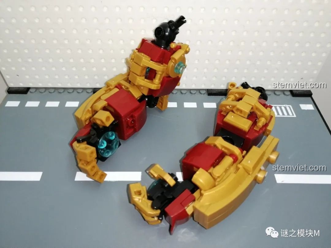 Chiến Giáp Hulkbuster LY 76026 đã lắp ráp hoàn chỉnh, nhìn từ phía sau, thể hiện chi tiết giáp lưng.